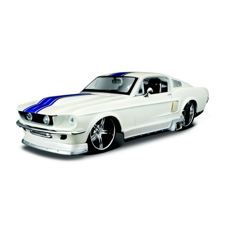 Maisto Diecast 1:24 Design Classic Muscle 1967 Ford Mustang GT Assorted