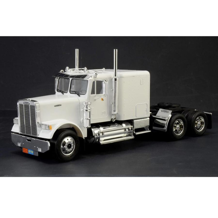 Italeri Model Kit 1:24 Freightliner FLD 120 Special