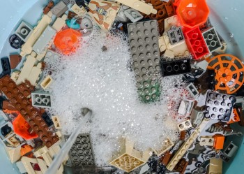 How to clean LEGO